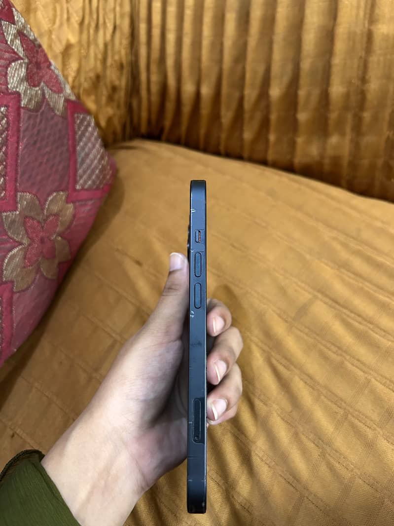 Apple iPhone 13 5