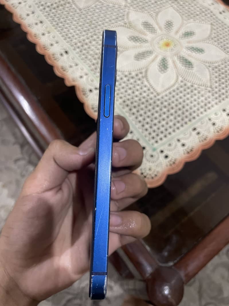 Apple iPhone 12 4