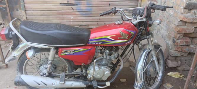 125 BIKE URGENT SALE. BBANI CHOWK MOBAIL MARKET. 03125125315