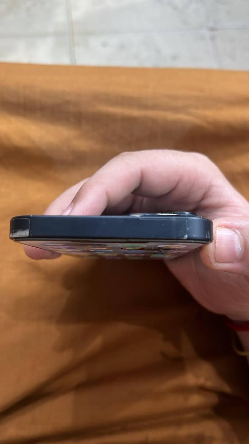 Apple iPhone 13 2