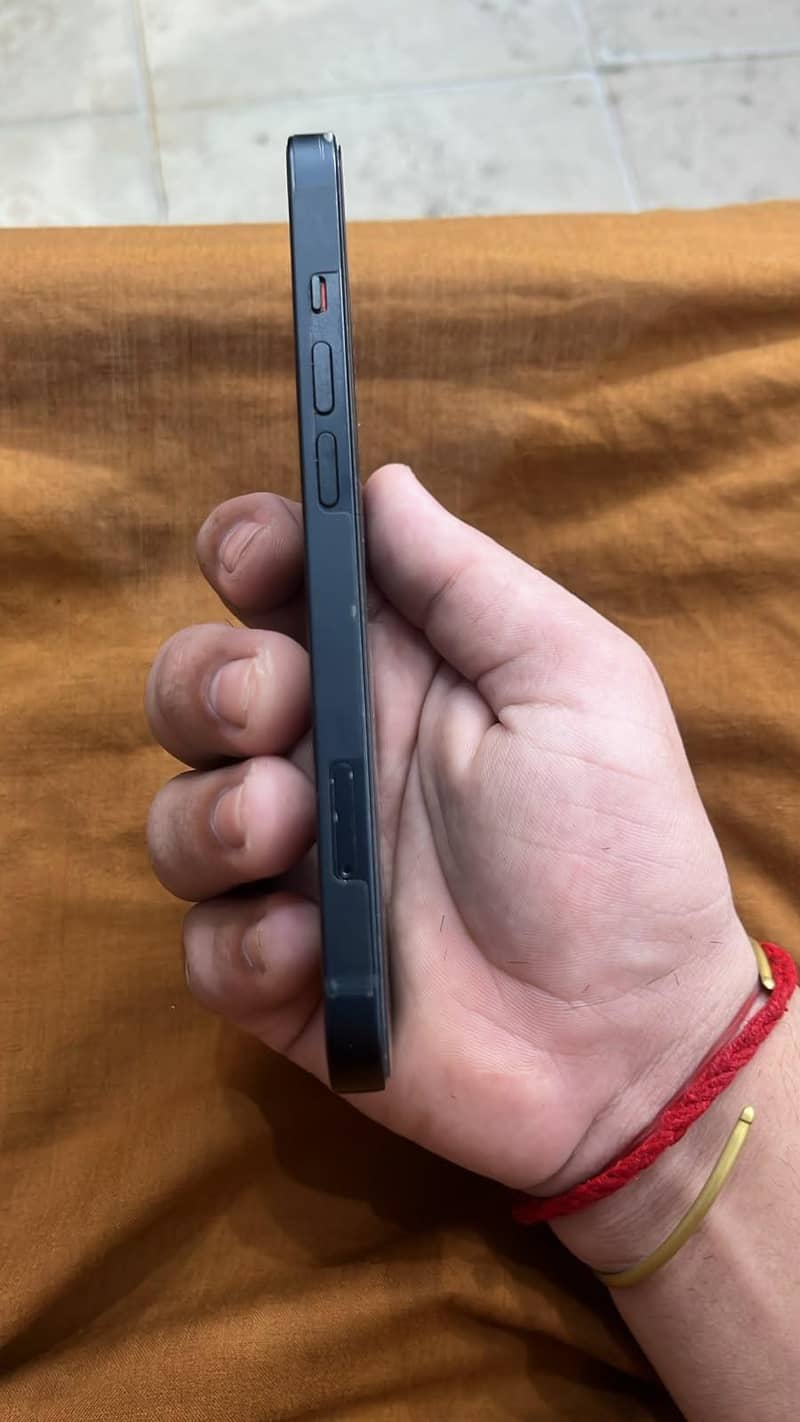 Apple iPhone 13 5