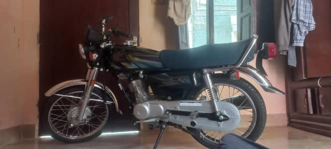 new bike li thi first owner hu latter hai bas 2000 km chali hai ab tak