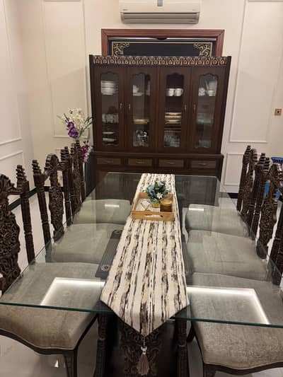 Dining table with 6 Chairs