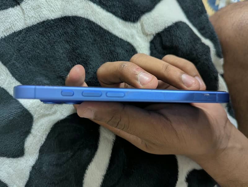 Apple iPhone 16 2