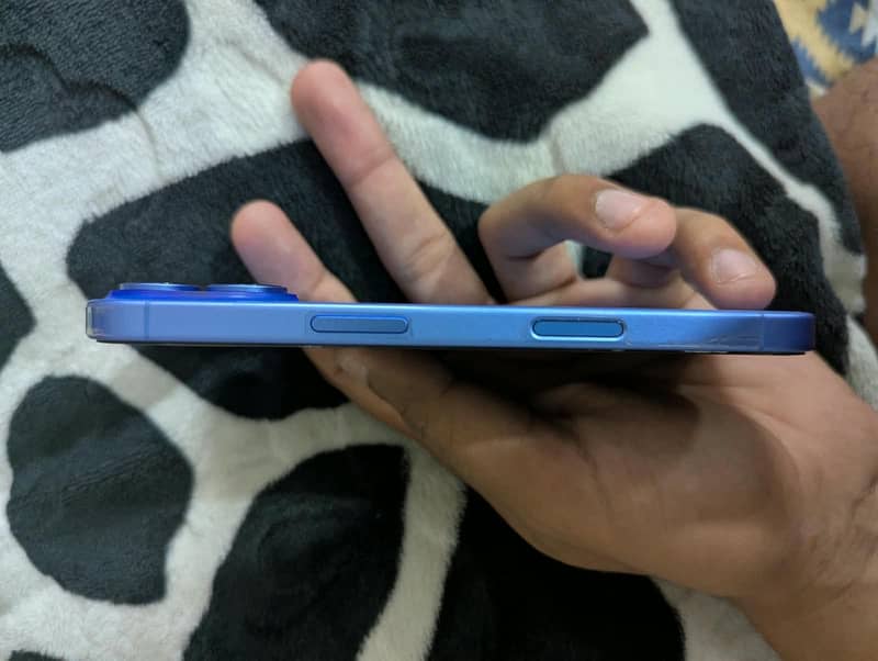 Apple iPhone 16 5