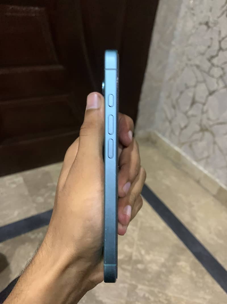 Apple iPhone 16 2