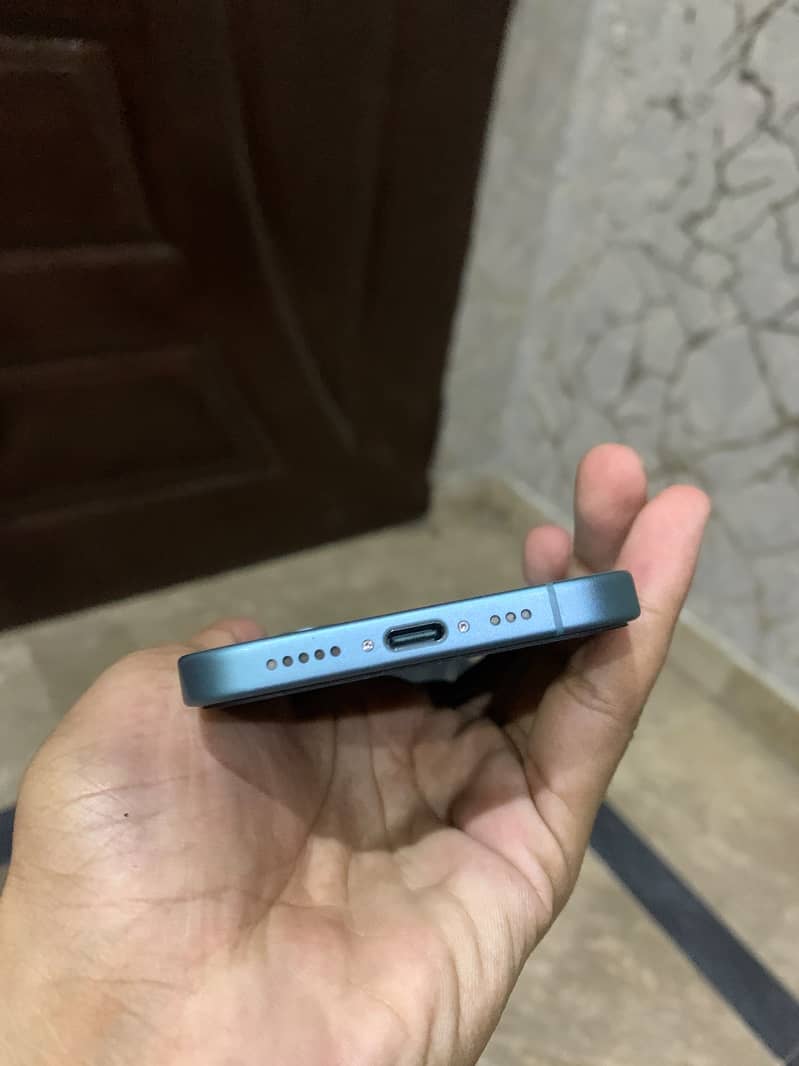 Apple iPhone 16 3