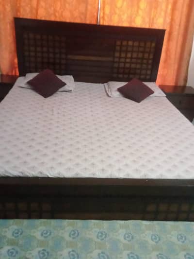 bad 2 table or dressing table and mattress