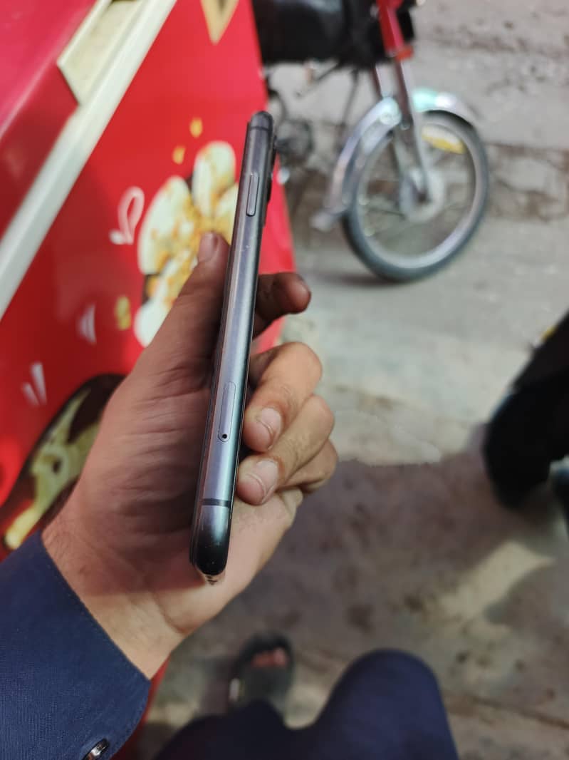 Apple iPhone 11 3
