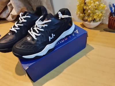 badminton specialist size is 8.5