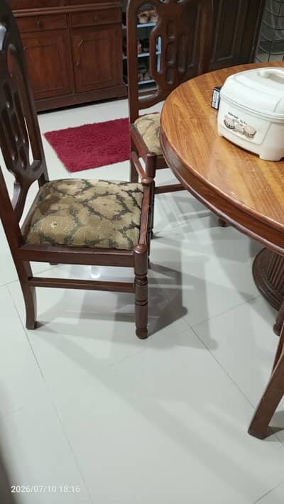 dining table in very affordable price with 6 chairs included
