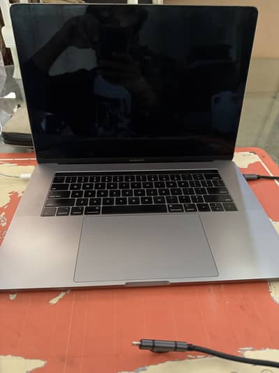 MacBook Pro core i9 16gb 512gb 4gb dedicated graphics 252cycles 15inch