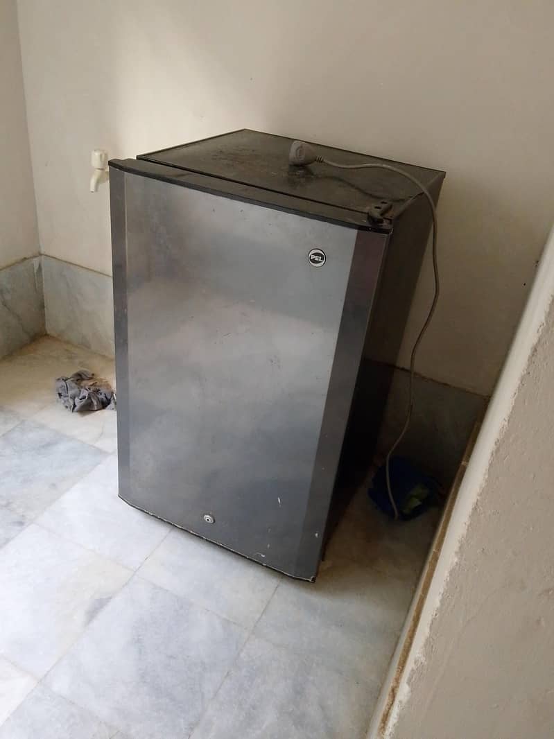 pel mini fridge 0