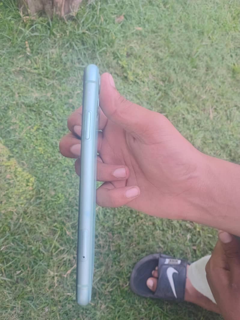 Apple iPhone 11 4
