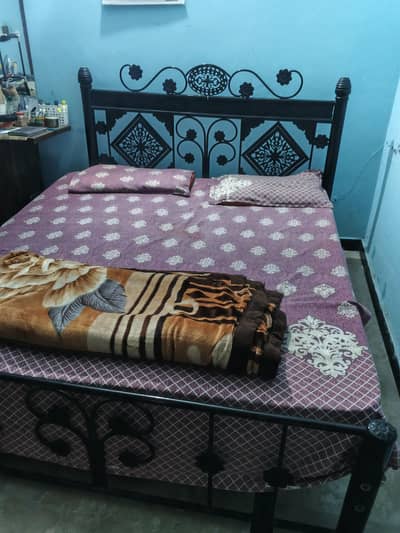 iron double bed Boht achi condition mein
