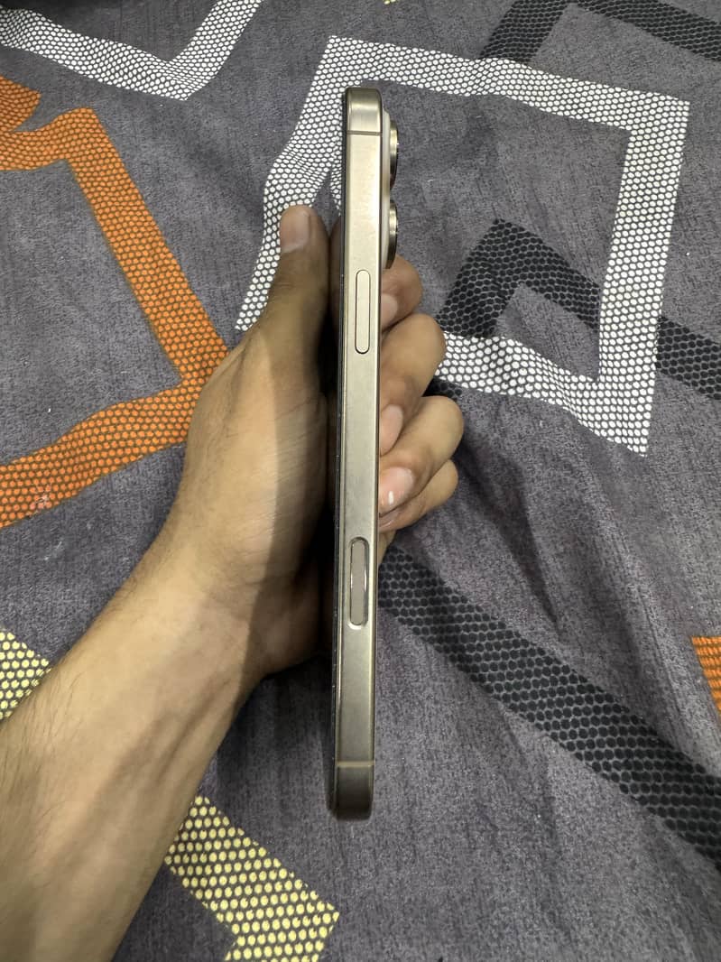 Apple iPhone 16 Pro Max 4