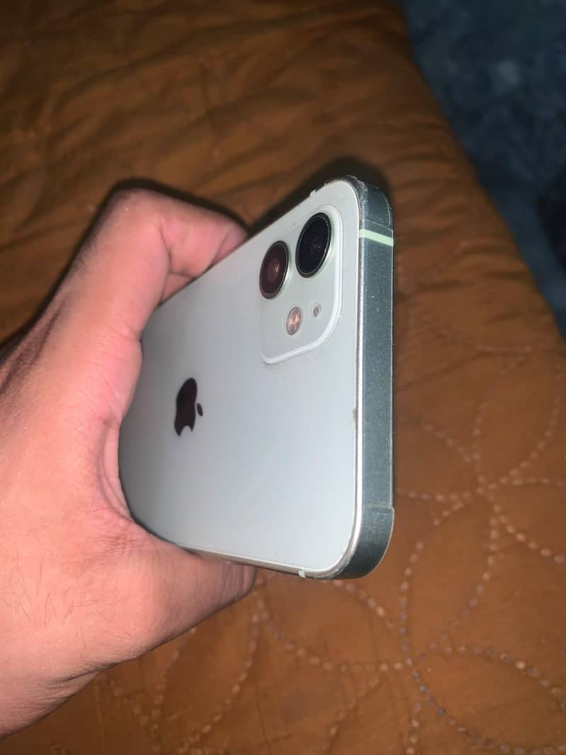 Apple iPhone 12 4
