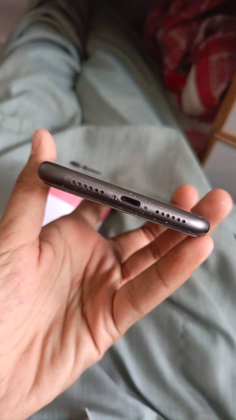 Apple iPhone 11 4