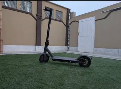 xi scooter top speed 35km range 40km battery life 1000 cycles