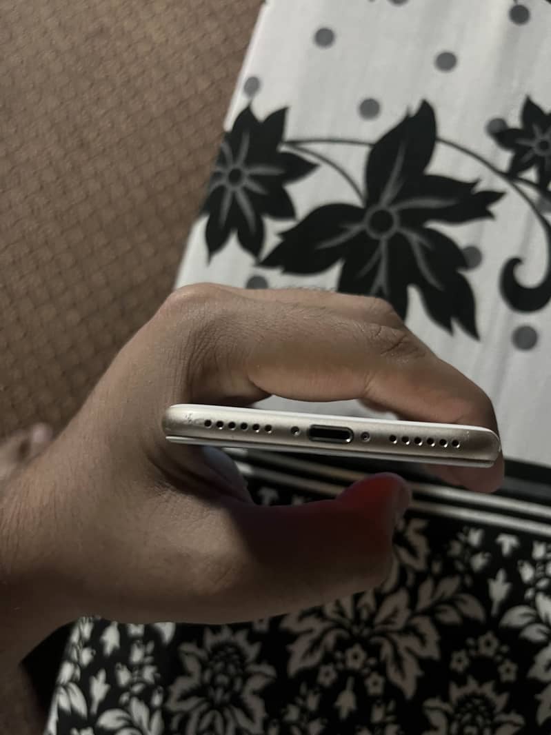 Apple iPhone 7 3