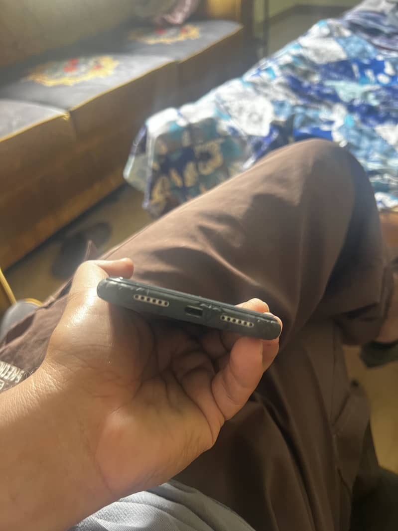 Apple iPhone 11 4