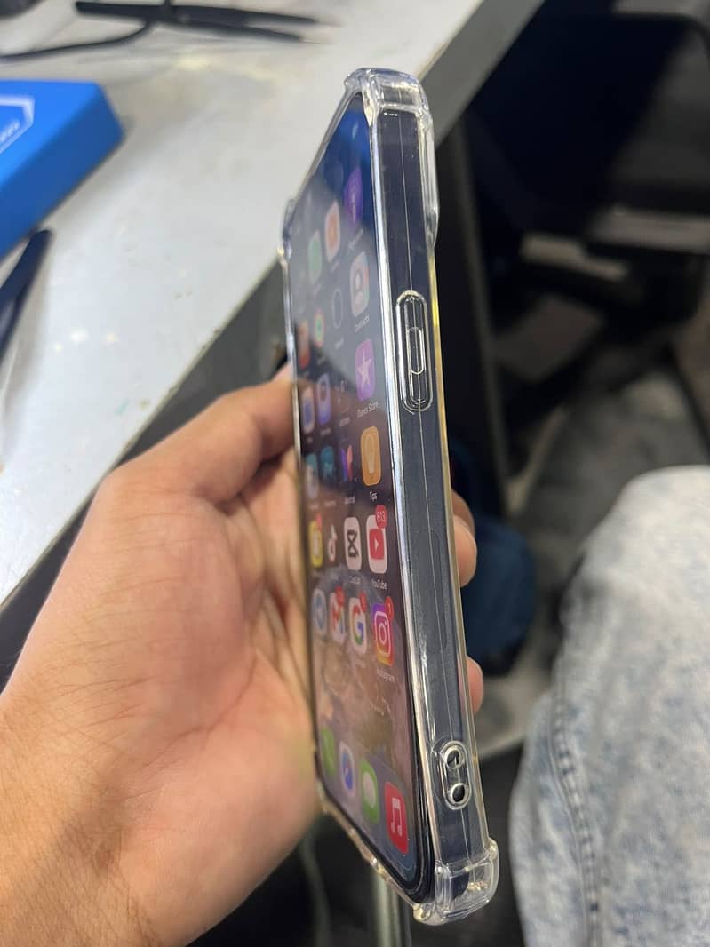Apple iPhone 13 2