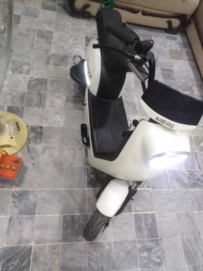 Electric scooty