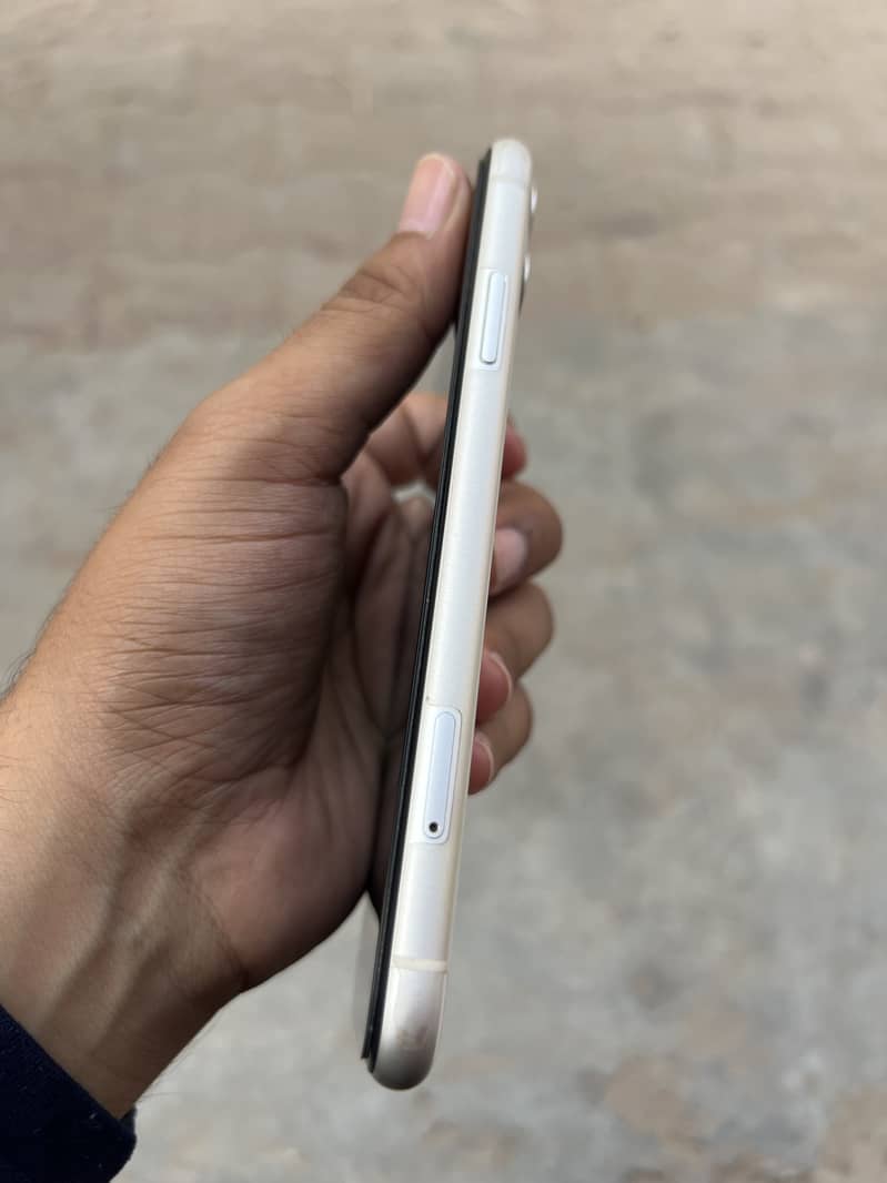 Apple iPhone 11 3