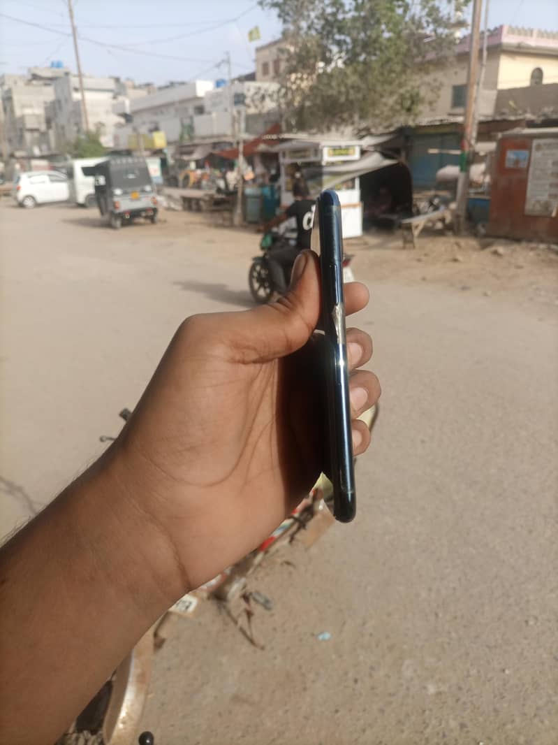 Apple iPhone 11 Pro 1
