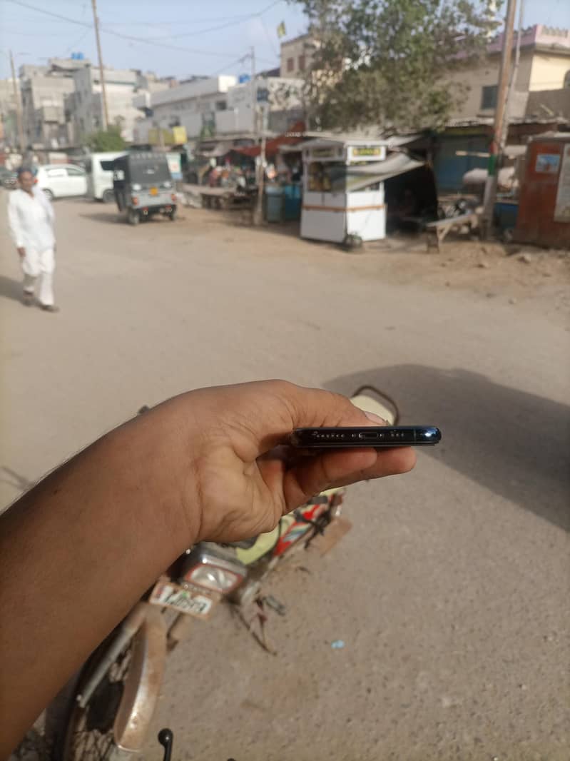 Apple iPhone 11 Pro 4