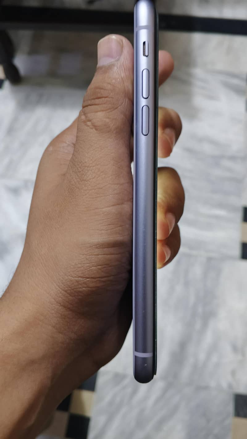 Apple iPhone 11 4
