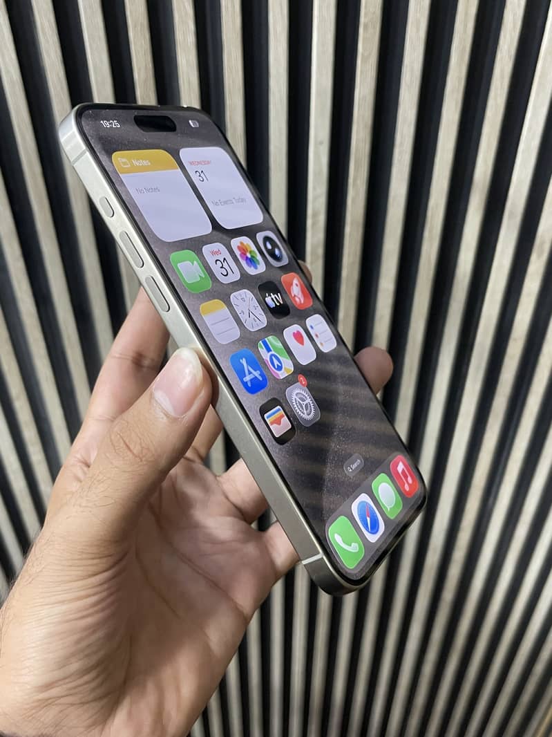 Apple iPhone 15 Pro Max 9