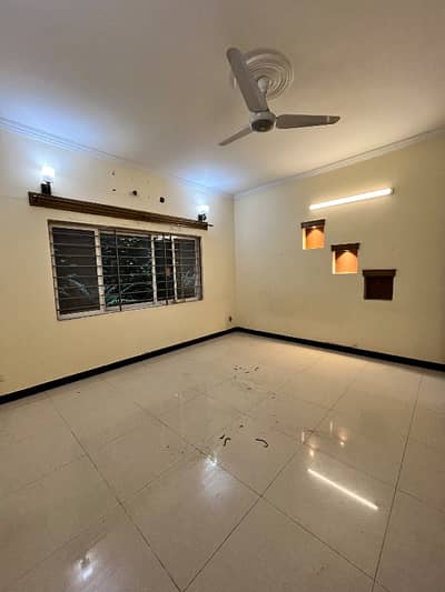 1 Kanal Portion Basment availabe for rent location E11/4