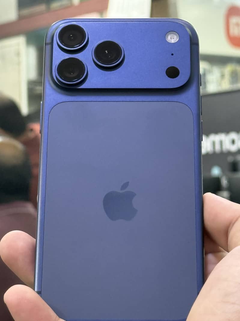 Apple iPhone 17 Pro Max 4