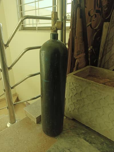 3 liter oxygen cylender plus new unused tegulator