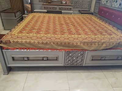 Full room bed set, original condition very fresh, solid.