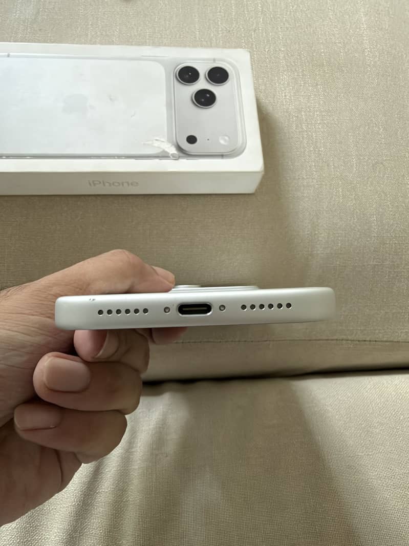 Apple iPhone 17 Pro Max 3