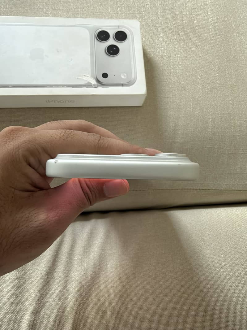 Apple iPhone 17 Pro Max 4