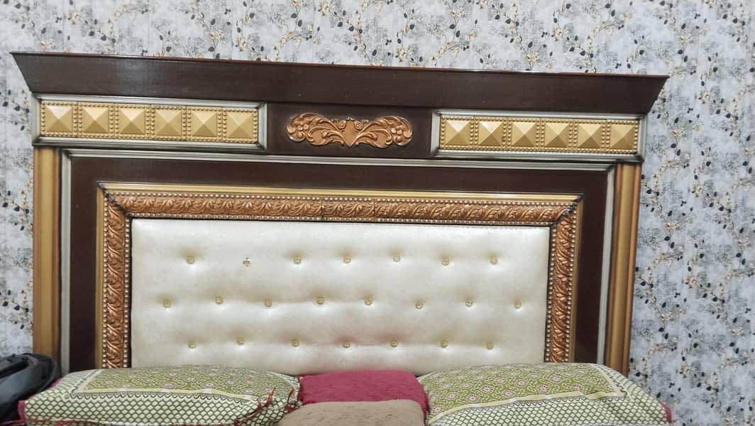 good condition bed and dressing table 0