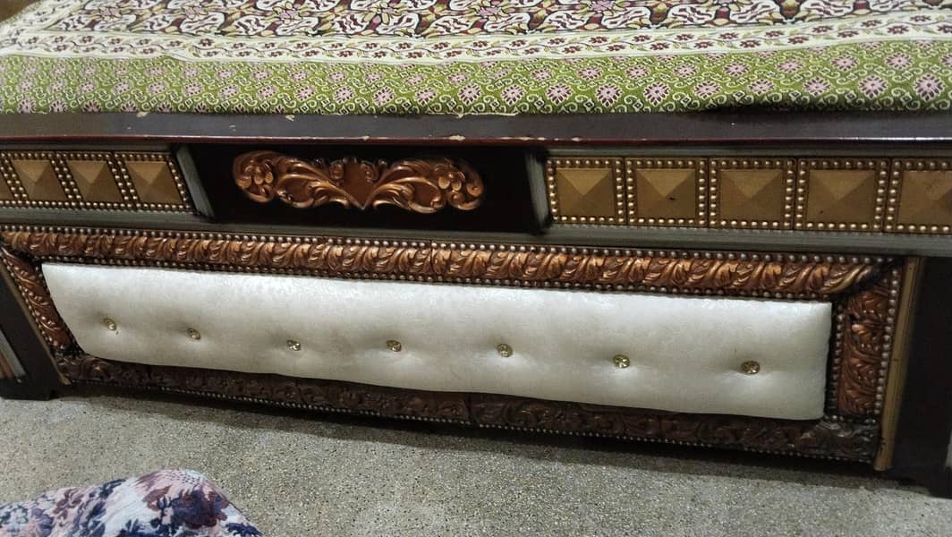 good condition bed and dressing table 1