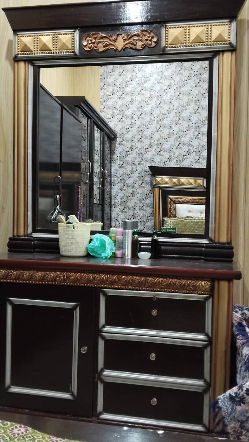 good condition bed and dressing table 2