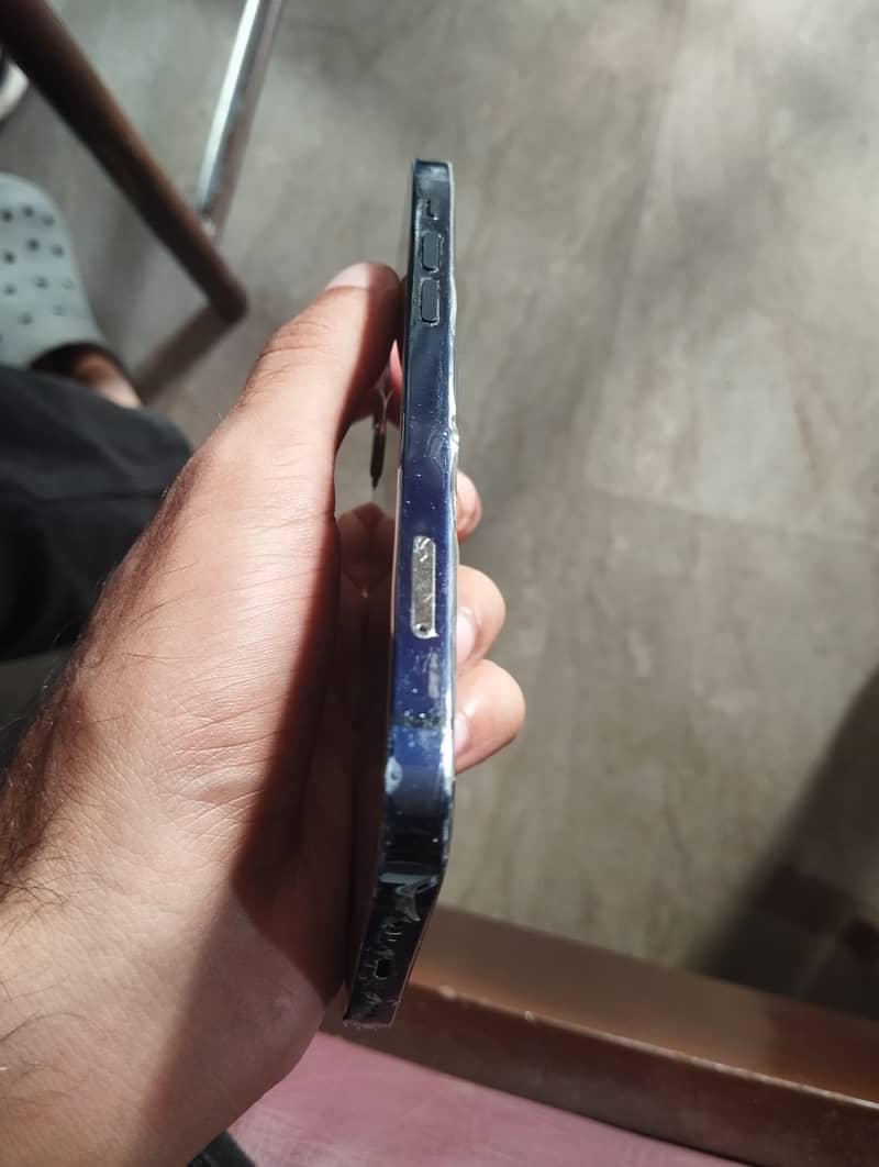 Apple iPhone 12 4