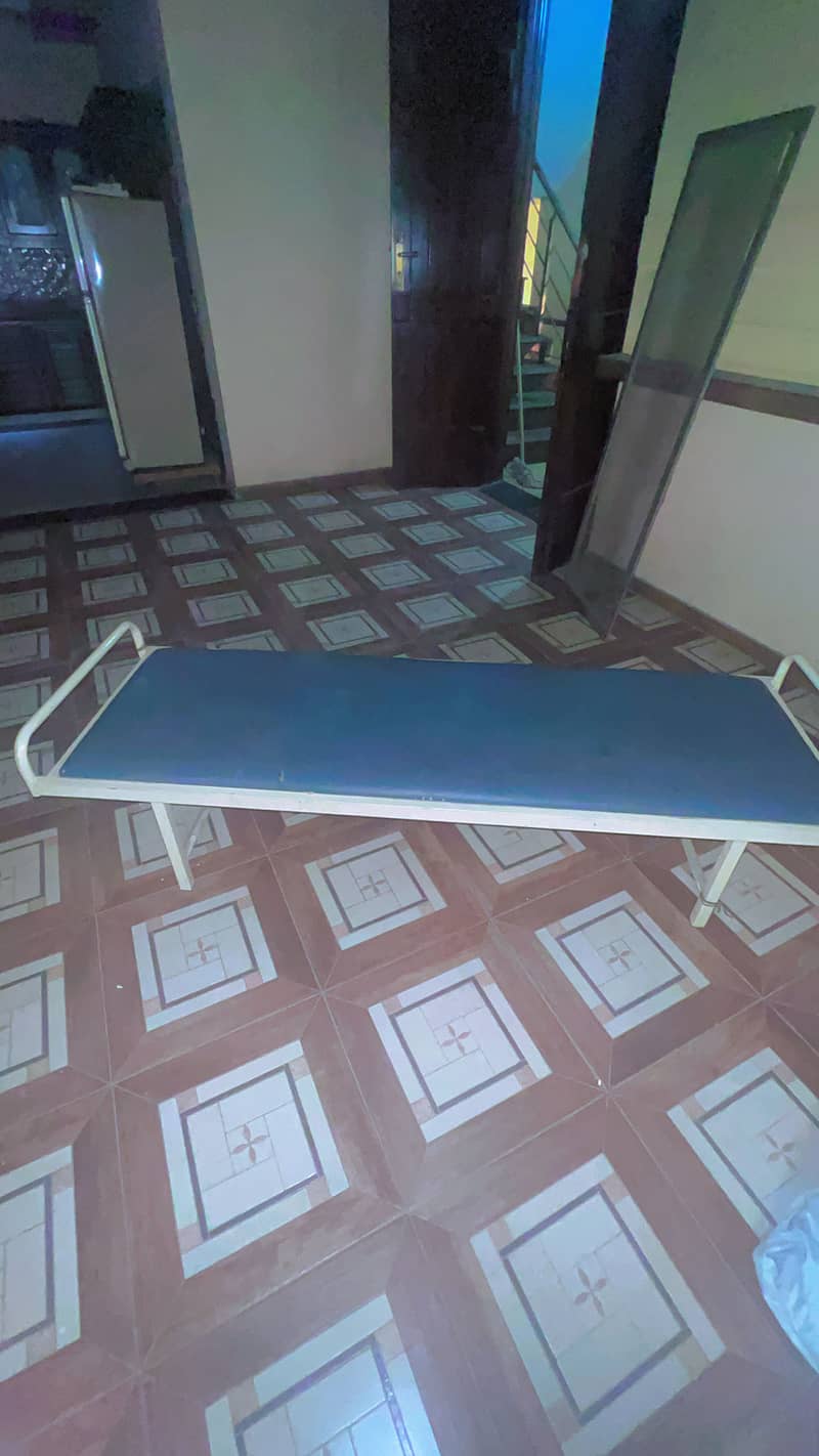 Attended stool 0