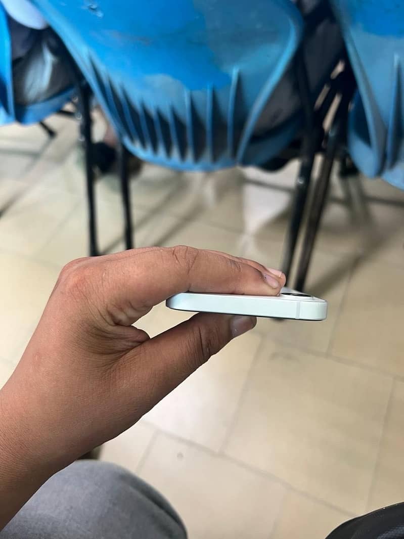 Apple iPhone 16e 0