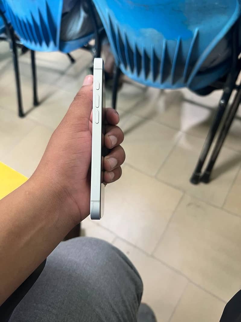 Apple iPhone 16e 1