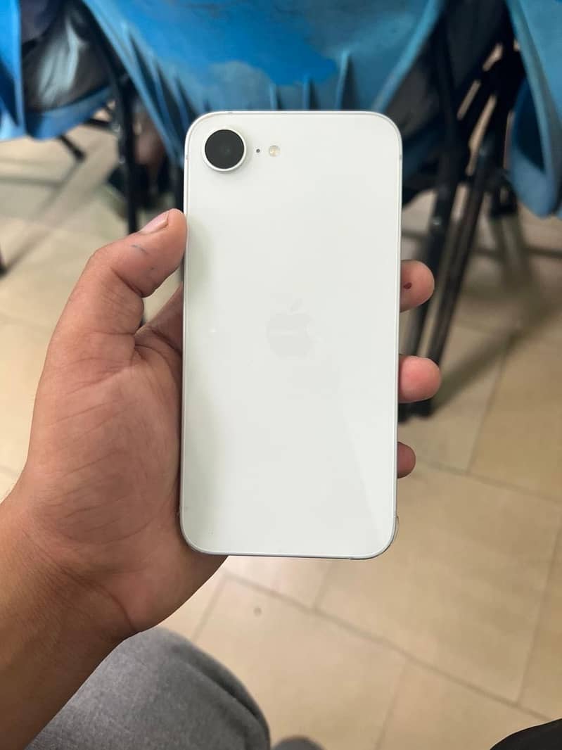 Apple iPhone 16e 2