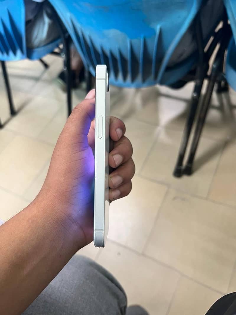 Apple iPhone 16e 3