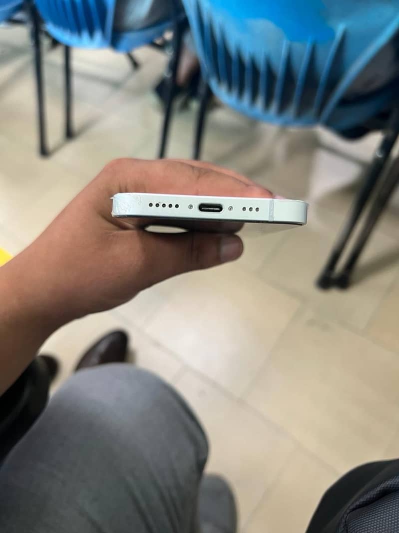 Apple iPhone 16e 4