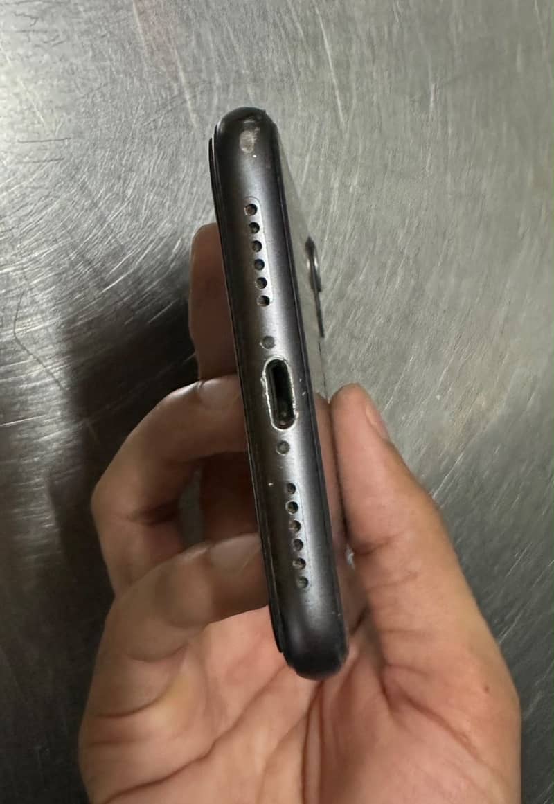 Apple iPhone 11 4
