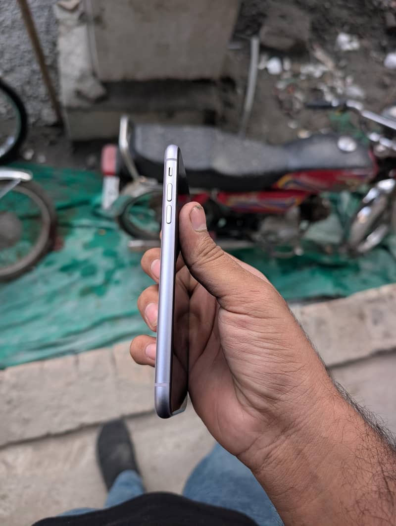 Apple iPhone 11 4